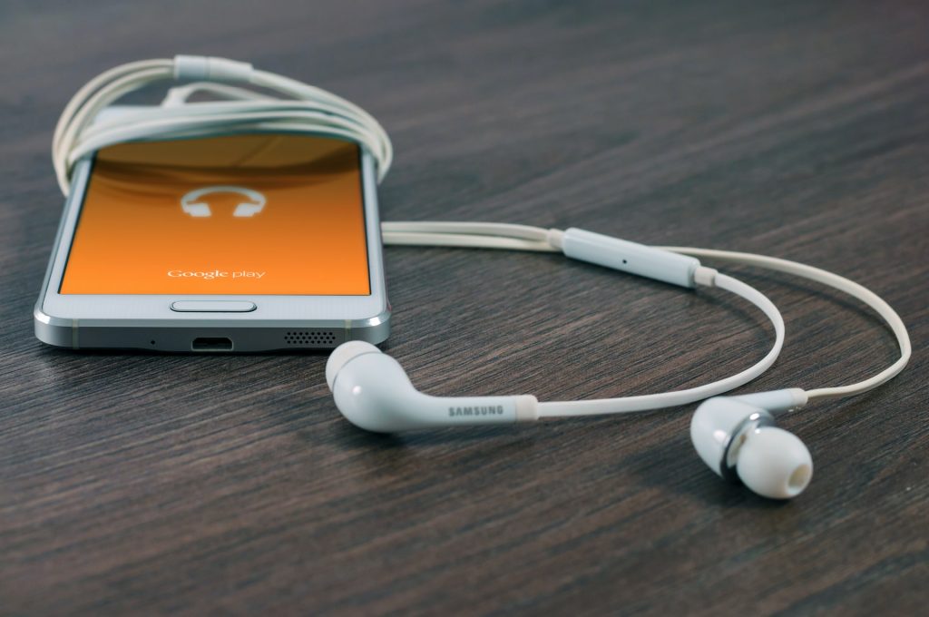 6-advantages-of-audio-content-marketing-to-grow-your-audience